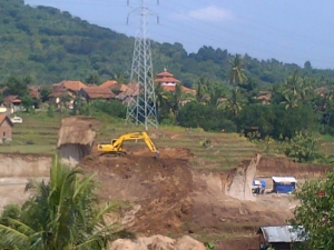 Sutet Di JLS Terancam Ambruk