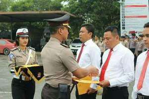 Kapolres Tangerang Kota Kombes H.M. Sabilul Alif beri peghargaan.