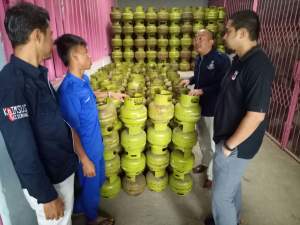 Kasat Reskrim Polres Serang AKP Gogo Galesung saat mengecek gudang gas elpiji.
