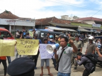 Bank BJB Labuan Didemo