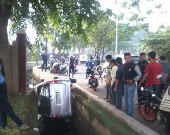 Xenia Terjun Bebas Ke Selokan