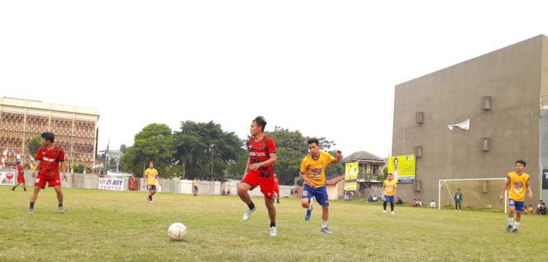 Gelandang Banteng Tangsel, Imad mencari ruang untuk mengoper bola ke rekannya.
