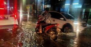 Diguyur Hujan Deras, Kali Serua di Ciputat Meluap Hingga Sebabkan Banjir