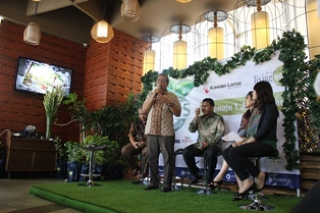 Serut- Benyamin davnie dalam acara penyerahan bibit pohon oleh salah satu perusahan swasta .Jum'at (15/11)DT