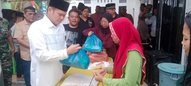 Wakil Bupati Serdang Bedagai, Adlin Umar Yusri Tambunan melayani masyarakat membeli sembako harga murah.