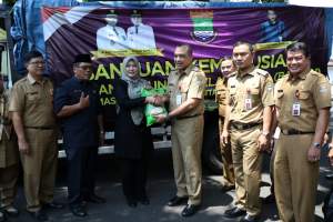 Zaki - Mad Romli Serahkan Bantuan Tsunami