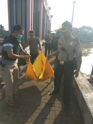Mayat Bayi Tersangkut di Pintu Air 10 Tangerang