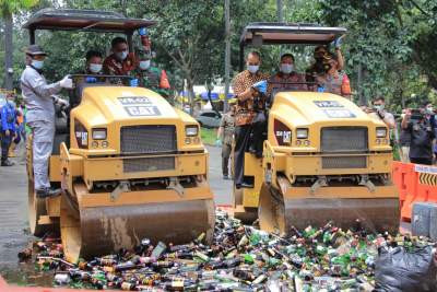 Pemkot Tangerang Musnahkan 3.140 Botol Miras Jelang HUT Kota