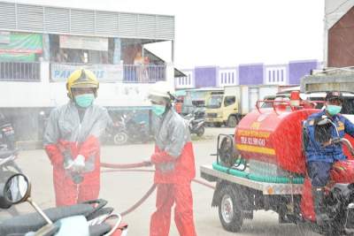Rawan Penyebaran Virus Corona, BPBD Semprotkan Disinfektan Di Pasar