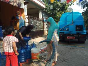 Pemkab Salurkan Air Bersih Yang Terdampak Kekeringan