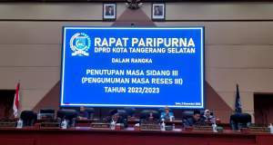 Suasana rapat Paripurna reses di DPRD Kota Tangsel. Nampak Abdul Rasyid, Li Claudia Chandra dan Mustopa tengah memimpin rapat.