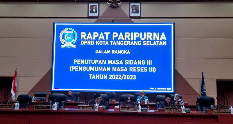 Suasana rapat Paripurna reses di DPRD Kota Tangsel. Nampak Abdul Rasyid, Li Claudia Chandra dan Mustopa tengah memimpin rapat.