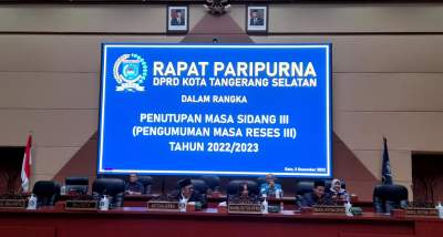 Suasana rapat Paripurna reses di DPRD Kota Tangsel. Nampak Abdul Rasyid, Li Claudia Chandra dan Mustopa tengah memimpin rapat.