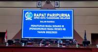 Suasana rapat Paripurna reses di DPRD Kota Tangsel. Nampak Abdul Rasyid, Li Claudia Chandra dan Mustopa tengah memimpin rapat.