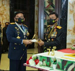 Panglima TNI Terima Kejutan dari Kapolri di HUT Ke-75 TNI