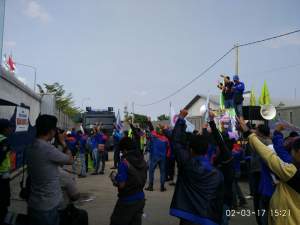 Ratusan Buruh Geruduk Pabrik PT Gunung Selang
