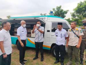 Wakil Walikota Tangsel, Pilar Saga Ichsan saat memantau mobil perpustakaan keliling