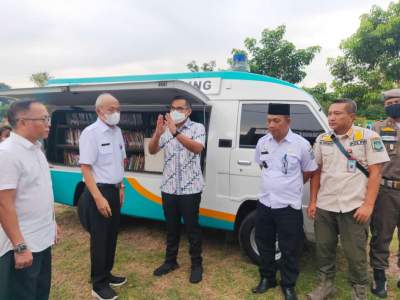 Wakil Walikota Tangsel, Pilar Saga Ichsan saat memantau mobil perpustakaan keliling