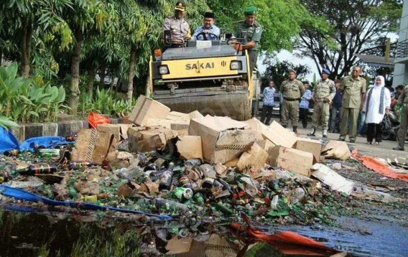 Pemusnahan Botol Miras