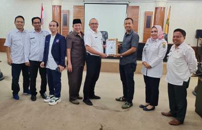 RDP antara Komisi IV DPRD Kota Cilegon dengan DLH Kota Cilegon, Lurah Bagendung dan Camat Cilegon di Ruang Rapat DPRD Kota Cilegon, Rabu (5/10/2022).