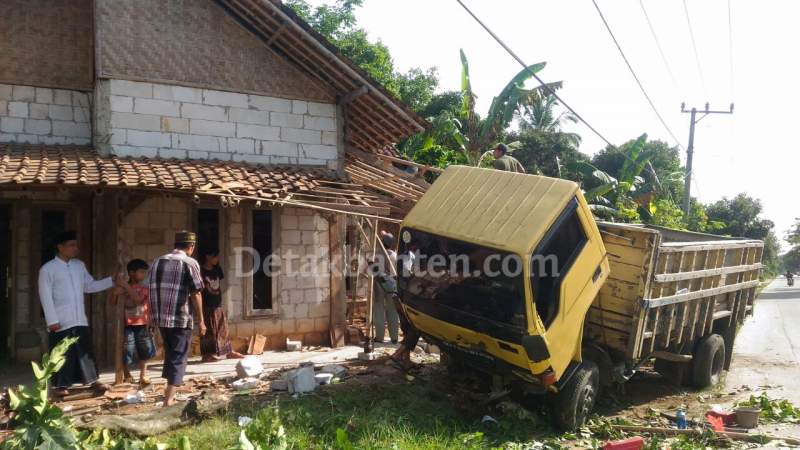 Mengantuk, Truk Pasir Hantam Rumah Warga