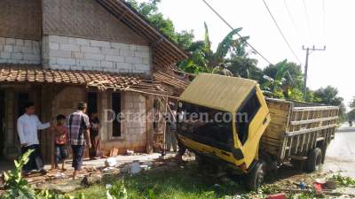 Mengantuk, Truk Pasir Hantam Rumah Warga