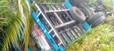 Lepas Kendali, Truk Kampas Pembawa Makanan Ringan Terbalik di Jalan Lintas Pessel-Bengkulu