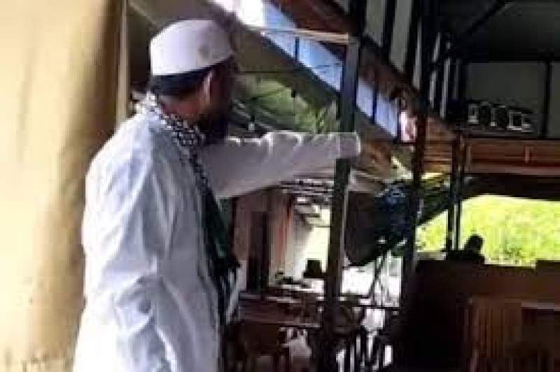 VIDIO: Ustadz di Aceh Semprot Pemuda yang Masih Asik Ngegame dan Nongkrong saat Jam Sholat Jum&rsquo;at