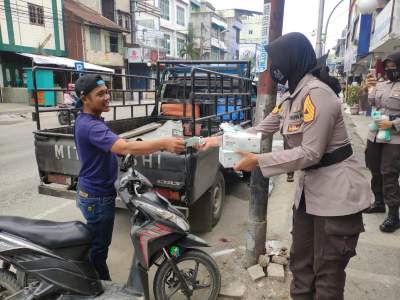 Taruna-Taruni gabungan dari Polri dan TNI mensosialisasikan pencegahan Covid-19 dengan membagi masker di Lubuk Pakam