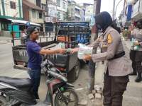 Taruna-Taruni gabungan dari Polri dan TNI mensosialisasikan pencegahan Covid-19 dengan membagi masker di Lubuk Pakam