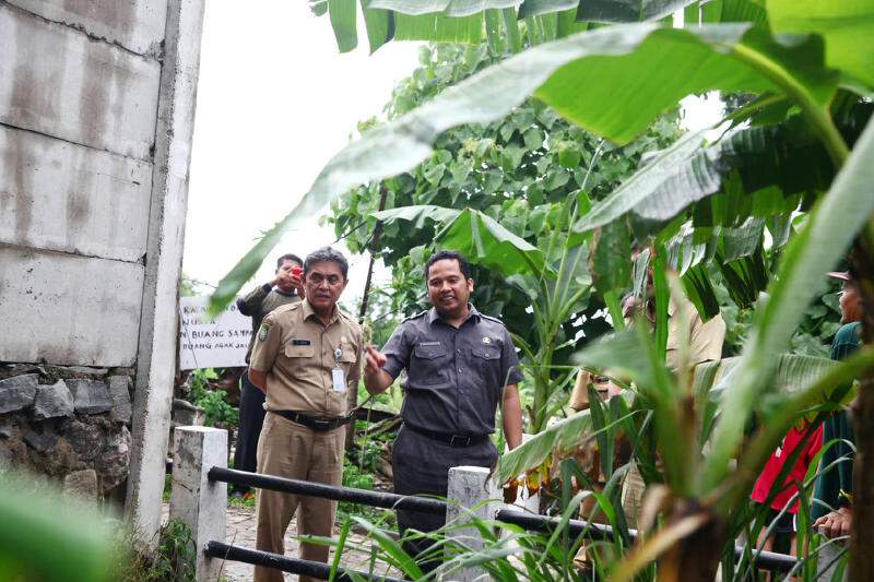 Kadis DPUPR Kota Tangerang Nana Trisyana dan Wali Kota Arief R Wismansyah saat melihat ke lokasi banjir.