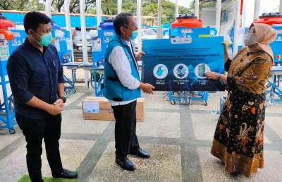 Benyamin Davnie saat terima bantuan alat kesehatan inovasi Puspiptek Serpong.