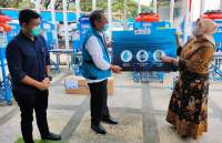 Benyamin Davnie saat terima bantuan alat kesehatan inovasi Puspiptek Serpong.