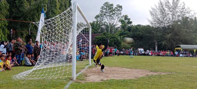 Pelanggaran yang dilakukan pemain Barusta FC terhadap pemain PS Sukajadi.