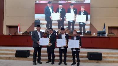 Walikota Tangsel Benyamin Davnie dan Petinggi DPRD usai mendandatangani persetujuan bersama Raperda perubahan badan hukum PT PITS menjadi Perseroda.