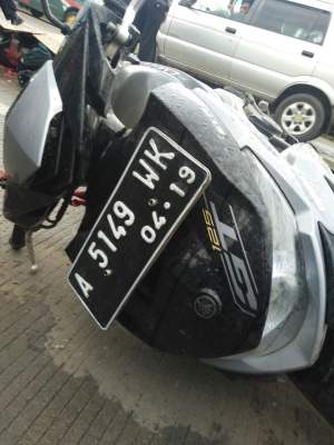 Sepeda motor yang terlindas truk tronton di Jalan Raya Serang, Cikupa, Kabupaten Tangerang.