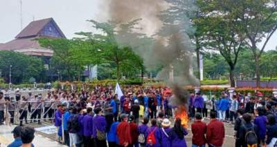 Tolak Kenaikan BBM, Mahasiswa Geruduk Kantor DPRD Kabupaten Tangerang