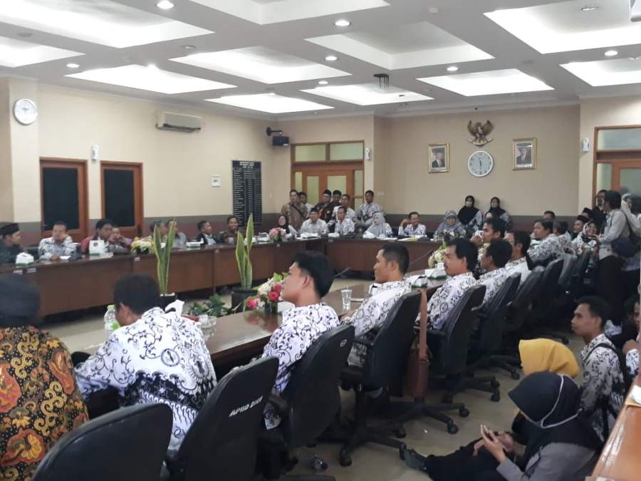 Tuntut Kesejahteraan Guru Honorer Kabupaten Tangerang Ngadu Ke DPRD