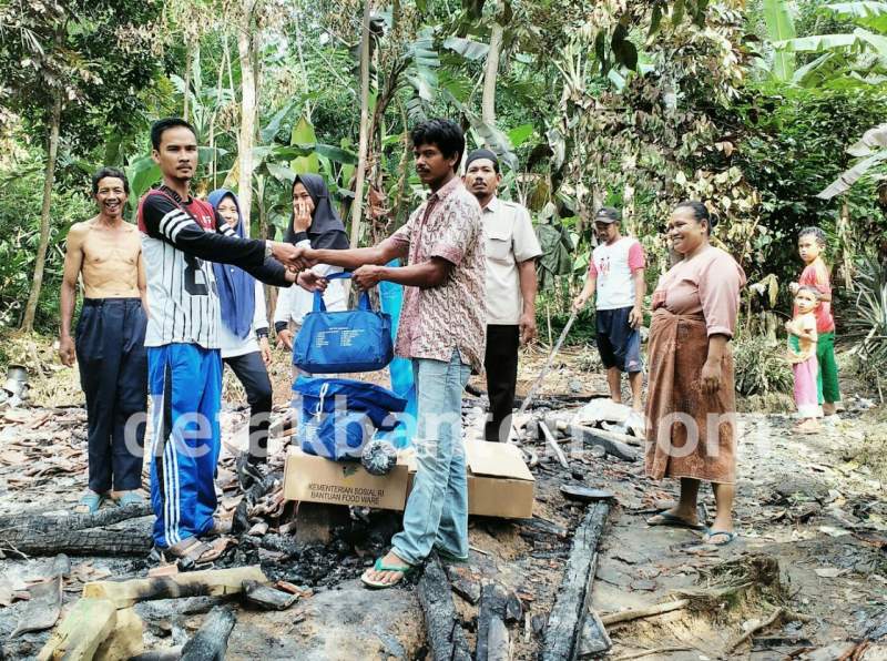 Pemdes Rahong Salurkan Bantuan Korban Kebakaran