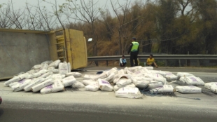 Truk Terguling Di Tol Jakarta-Merak