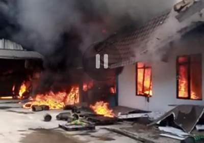 Pabrik Pembuatan Ember Plastik di Kosambi Terbakar