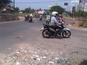 Jalan rusak Cilampang 500 meter dari kantor kecamatan Serang