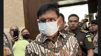 Eks Menkominfo, Johnny G. Plate, memasuki ruang persidangan di Pengadilan Tipikor, Jakarta Pusat, Selasa (27/6/2023).