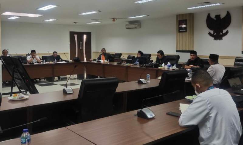 Komisi lV DPRD Tangsel dalam RDP mengenai persoalan pemanganan banjir di kawasan KM 8 Jombang.