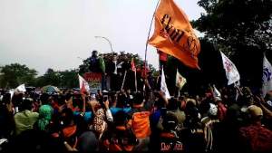 Tolak UU Omnibus law, Ratusan Masa Unras di Depan Gedung DPRD Kabupaten Tangerang