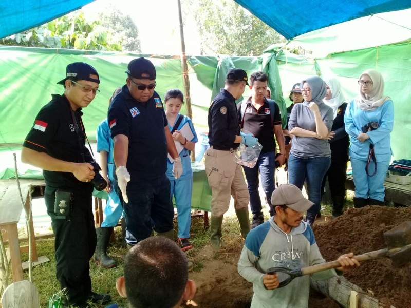 Tim Dokpol Biddokkes Polda Banten Eksumasi korban Miras Oplosan.