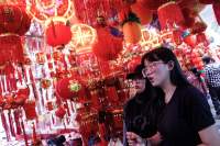 FOTO: Berburu Pernak Pernik Imlek di Pencinan Glodok