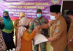 Duafa dan Lansia di Desa Gunung Sari Terima Paket Sembako dari Banprov