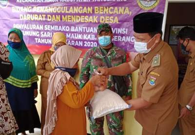 Duafa dan Lansia di Desa Gunung Sari Terima Paket Sembako dari Banprov