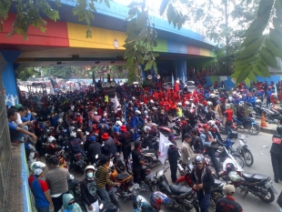 Revisi UMK Ditolak, Ribuan Buruh Kota Tangerang Blokir Jalan Fly Over Perintis Kemerdekaan Cikokol